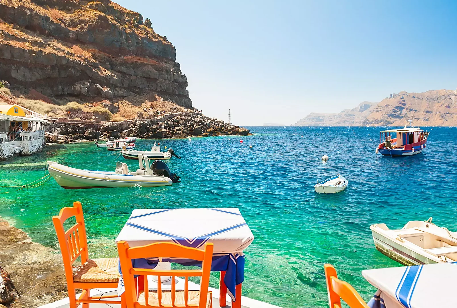 restaurant-tables-near-the-ocean-in-santorini-greece